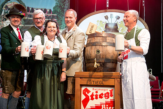 v.l.n.r.: Josef Strobl (Koordinator für die Volkskultur), Bürgermeister DI Harald Preuner, DULT-Leiterin Michaela Glinz (Messezentrum), Geschäftsführer Michael Wagner (Messezentrum), Dipl. Braumeister Christian Pöpperl (Stieglbrauerei GmbH) ©Wildbi